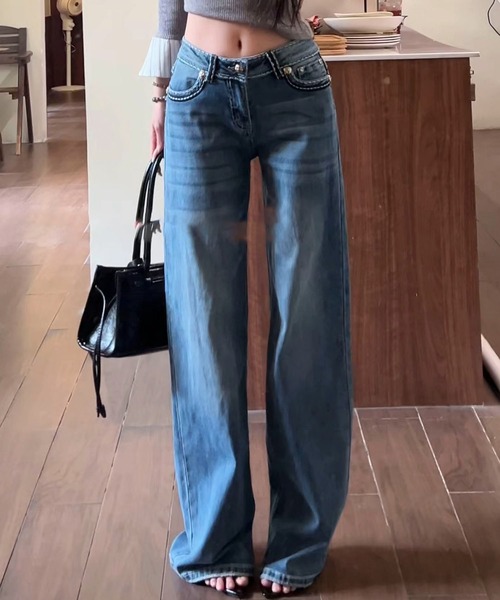AVYL(アヴィル)の「バックポケット刺繍ローライズワイドバギーデニムパンツ(デニムパンツ・レディース・ブルー・S/M/L)」の4枚目の写真