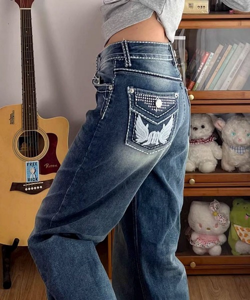 AVYL(アヴィル)の「バックポケット刺繍ローライズワイドバギーデニムパンツ(デニムパンツ・レディース・ブルー・S/M/L)」の6枚目の写真