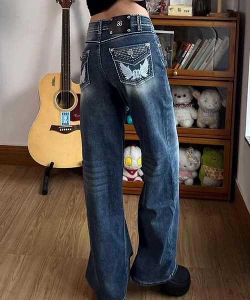AVYL(アヴィル)の「バックポケット刺繍ローライズワイドバギーデニムパンツ(デニムパンツ・レディース・ブルー・S/M/L)」の2枚目の写真