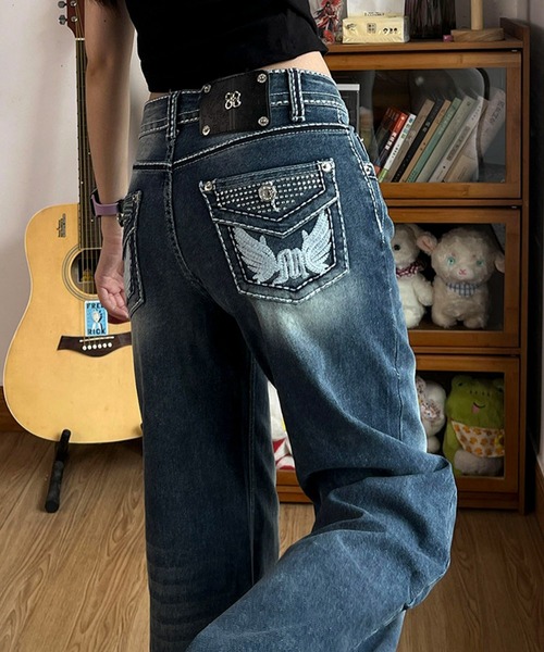 AVYL(アヴィル)の「バックポケット刺繍ローライズワイドバギーデニムパンツ(デニムパンツ・レディース・ブルー・S/M/L)」の5枚目の写真