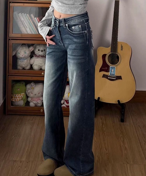 AVYL(アヴィル)の「バックポケット刺繍ローライズワイドバギーデニムパンツ(デニムパンツ・レディース・ブルー・S/M/L)」の7枚目の写真