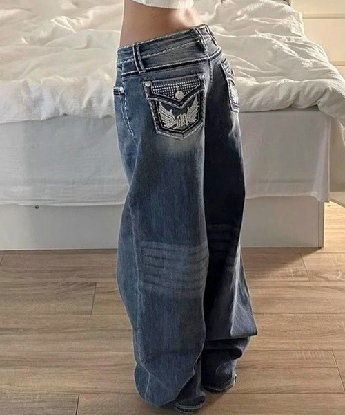 AVYL(アヴィル)の「バックポケット刺繍ローライズワイドバギーデニムパンツ(デニムパンツ・レディース・ブルー・S/M/L)」の8枚目の写真
