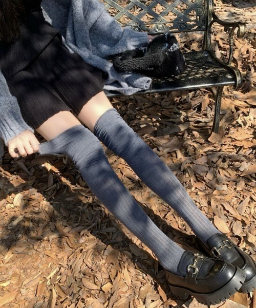 boemy(ボエミー)の「くしゅくしゅデザインニー ハイソックス(ソックス/靴下・レディース・モカ/ブラック/グレー/ホワイト・FREE)」の5枚目の写真