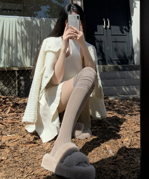 boemy(ボエミー)の「くしゅくしゅデザインニー ハイソックス(ソックス/靴下・レディース・モカ/ブラック/グレー/ホワイト・FREE)」の6枚目の写真