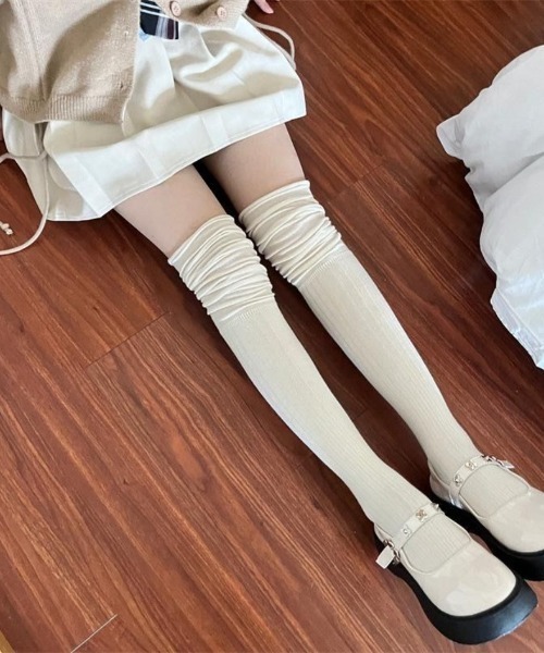 boemy(ボエミー)の「くしゅくしゅデザインニー ハイソックス(ソックス/靴下・レディース・モカ/ブラック/グレー/ホワイト・FREE)」の17枚目の写真