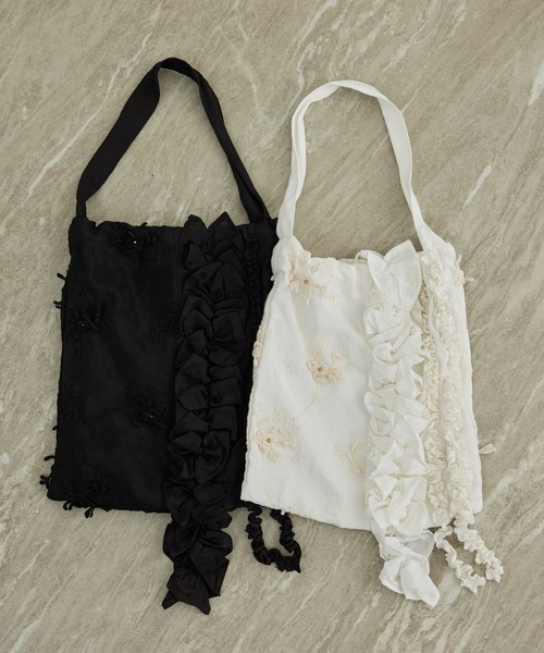 crinkle crinkle crinkle(クリンクルクリンクルクリンクル)の「【WEB先行販売】【crinkle crinkle crinkle】別注3D刺繍フリルトートバッグ(トートバッグ・レディース・ホワイト/ブラック・FREE)」の7枚目の写真