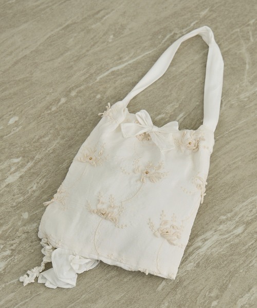 crinkle crinkle crinkle(クリンクルクリンクルクリンクル)の「【WEB先行販売】【crinkle crinkle crinkle】別注3D刺繍フリルトートバッグ(トートバッグ・レディース・ホワイト/ブラック・FREE)」の3枚目の写真