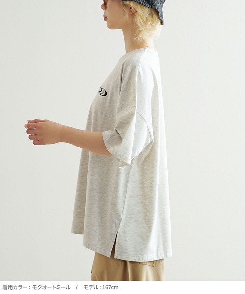 e-zakkamania stores（イーザッカマニアストアーズ）の「アソートロゴ＆マーク刺繍 BIGTシャツ（Tシャツ/カットソー・レディース・ネイビー/グレイッシュベージュ/オートミール・フリー）」の5枚目の写真