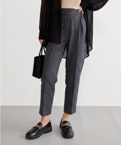 Sew loop(ソーループ)の「英字フロッキープリントセンタープレステーパードパンツ(スラックス・レディース・チャコールグレー・M)」の1枚目の写真