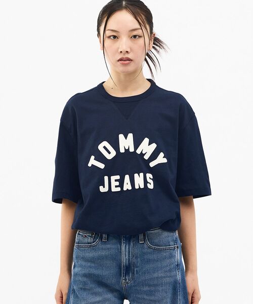 tommy jeans（トミー ジーンズ）の「ユニセックス クラシックロゴ入りオーバーサイズTシャツ（Tシャツ/カットソー・メンズ・ネイビー/グリーン系その他4・LARGE/SMALL/MEDIUM）」の4枚目の写真