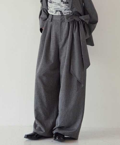 PBLIM(ページボーイリム)の「《UNISEX/セットアップ対応》タイスカーフツキスラックス(スラックス・レディース・チャコールグレー/ブラウン・MEDIUM/LARGE)」の2枚目の写真