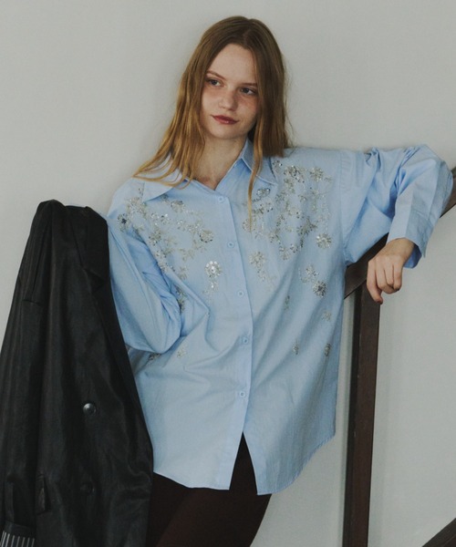 ELNEsoi(エルネソワ)の「フラワービーズ刺繍シャツ(シャツ/ブラウス・レディース・ホワイト/ブルー・FREE)」の2枚目の写真