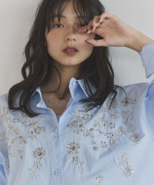 ELNEsoi(エルネソワ)の「フラワービーズ刺繍シャツ(シャツ/ブラウス・レディース・ホワイト/ブルー・FREE)」の16枚目の写真