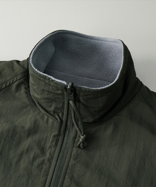 Ol' Basics（オールベーシックス）の「Ol' Basics（オール・ベーシックス） トラックジャケット リバーシブル 2WAY U.S.ARMY ロゴプリント ナイロン フリース トレーニングジャケット ナイロンジャケット ウインドブレーカー フリースジャケット アウター アメカジ ミリタリー メンズ レディース ユニセックス（ブルゾン・メンズ・ダークオリーブ/ネイビー/ブラウン/ブラック・M/L/XL）」の9枚目の写真