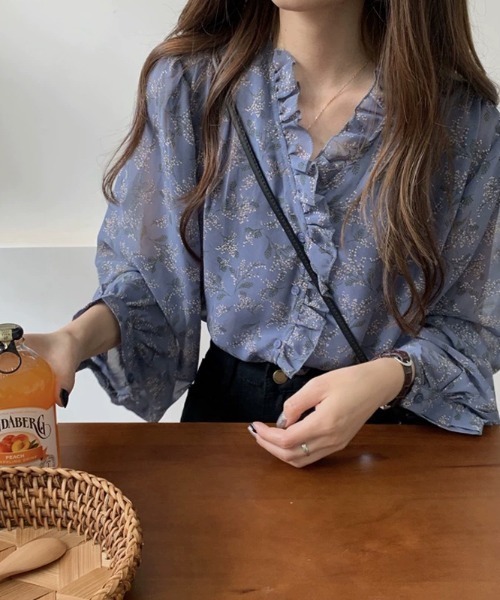 owen(オーウェン)の「小花柄シフォンブラウス フリルネック(シャツ/ブラウス・レディース・イエロー/ブルー/ベージュ・L/M/S)」の2枚目の写真