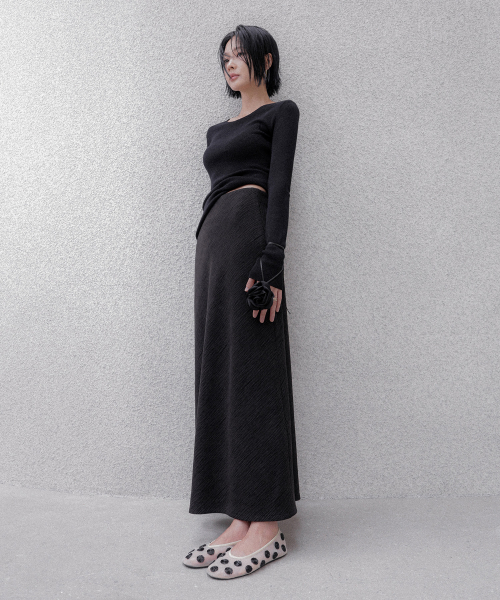 MEMUA(メムア)の「VELUA マキシラインスカート(ウッドブラウン)(スカート・レディース・ブラウン/ブラック・SMALL/MEDIUM/LARGE)」の4枚目の写真