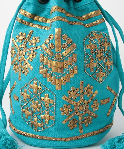 Another Edition（アナザーエディション）の「メタルビーズ巾着/AEBC MTL Beads キンチャク（ショルダーバッグ・レディース・オフホワイト/ターコイズブルー・FREE）」の3枚目の写真