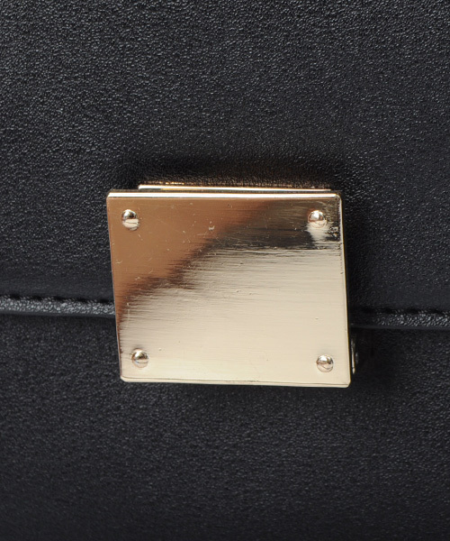 Luz Llena (philter)（ラズレナ　フィルター）の「[2WAY]ゴールドメタル・ラウンド型ミニハンドバッグ（ショルダーバッグ・レディース・アイボリー/ブラック/キャメル・ﾌﾘ-）」の5枚目の写真