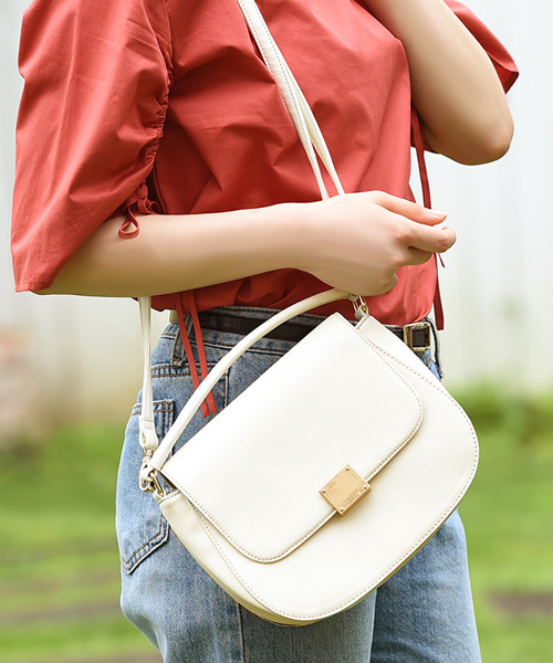 Luz Llena (philter)（ラズレナ　フィルター）の「[2WAY]ゴールドメタル・ラウンド型ミニハンドバッグ（ショルダーバッグ・レディース・アイボリー/ブラック/キャメル・ﾌﾘ-）」の16枚目の写真