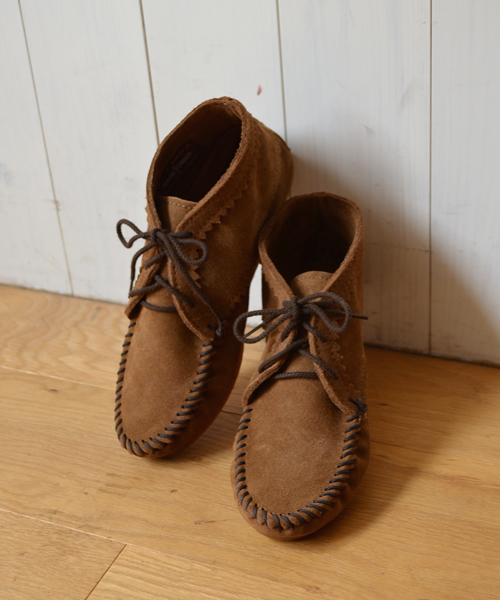 Minnetonka(ミネトンカ)の「MINNETONKA:アンクルカット ブーツ(ブーツ・レディース・ブラウン/ダークブラウン/ブラック・36/37/38)」の2枚目の写真