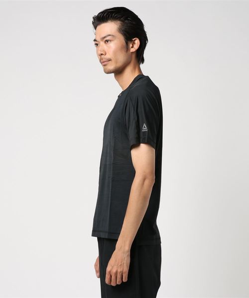 Reebok(リーボック)の「ワンシリーズ ACTIVCHILL ショートスリーブ VENT Tシャツ(Tシャツ/カットソー・メンズ・ブラック/コバルトブルー・MEDIUM/X-LARGE/LARGE/SMALL/X-SMALL/XX-LARGE/XXX-LARGE)」の3枚目の写真