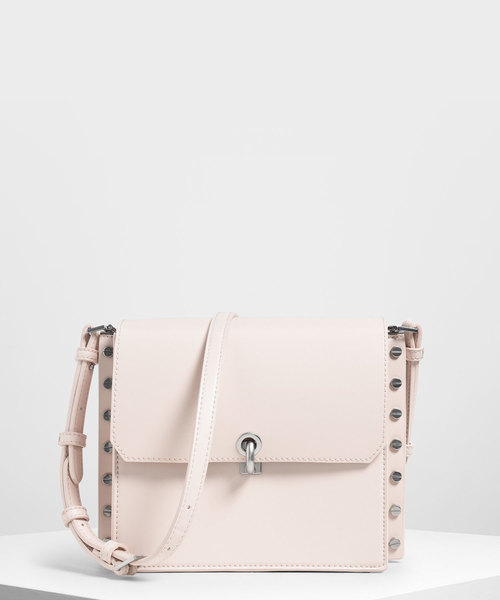 CHARLES & KEITH（チャールズ & キース）の「リバーシブルフラップ クロスボディバッグ / Reversible Flap Crossbody Bag（ショルダーバッグ・レディース・ブラック/ライトピンク/タン/イエロー・S）」の4枚目の写真