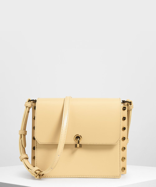 CHARLES & KEITH（チャールズ & キース）の「リバーシブルフラップ クロスボディバッグ / Reversible Flap Crossbody Bag（ショルダーバッグ・レディース・ブラック/ライトピンク/タン/イエロー・S）」の3枚目の写真