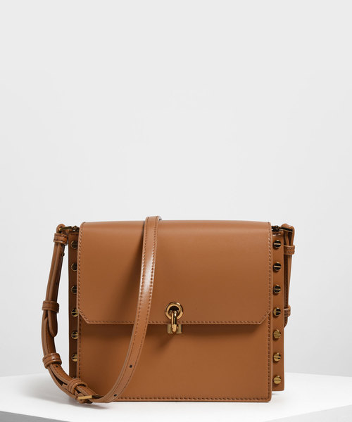 CHARLES & KEITH（チャールズ & キース）の「リバーシブルフラップ クロスボディバッグ / Reversible Flap Crossbody Bag（ショルダーバッグ・レディース・ブラック/ライトピンク/タン/イエロー・S）」の2枚目の写真