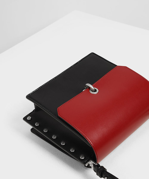 CHARLES & KEITH（チャールズ & キース）の「リバーシブルフラップ クロスボディバッグ / Reversible Flap Crossbody Bag（ショルダーバッグ・レディース・ブラック/ライトピンク/タン/イエロー・S）」の14枚目の写真