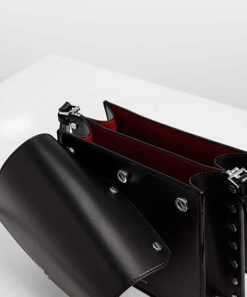 CHARLES & KEITH（チャールズ & キース）の「リバーシブルフラップ クロスボディバッグ / Reversible Flap Crossbody Bag（ショルダーバッグ・レディース・ブラック/ライトピンク/タン/イエロー・S）」の10枚目の写真