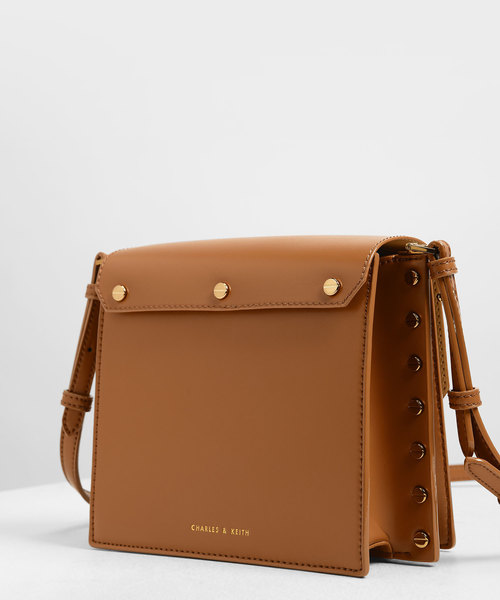 CHARLES & KEITH（チャールズ & キース）の「リバーシブルフラップ クロスボディバッグ / Reversible Flap Crossbody Bag（ショルダーバッグ・レディース・ブラック/ライトピンク/タン/イエロー・S）」の12枚目の写真