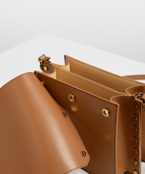 CHARLES & KEITH（チャールズ & キース）の「リバーシブルフラップ クロスボディバッグ / Reversible Flap Crossbody Bag（ショルダーバッグ・レディース・ブラック/ライトピンク/タン/イエロー・S）」の7枚目の写真