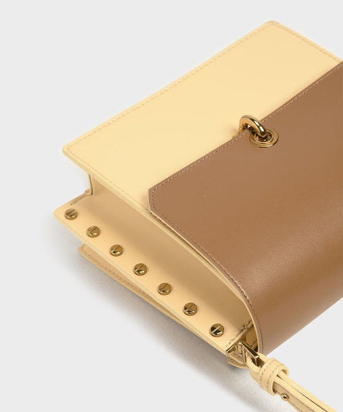 CHARLES & KEITH（チャールズ & キース）の「リバーシブルフラップ クロスボディバッグ / Reversible Flap Crossbody Bag（ショルダーバッグ・レディース・ブラック/ライトピンク/タン/イエロー・S）」の17枚目の写真