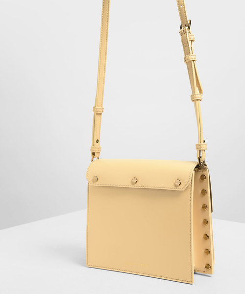 CHARLES & KEITH（チャールズ & キース）の「リバーシブルフラップ クロスボディバッグ / Reversible Flap Crossbody Bag（ショルダーバッグ・レディース・ブラック/ライトピンク/タン/イエロー・S）」の11枚目の写真