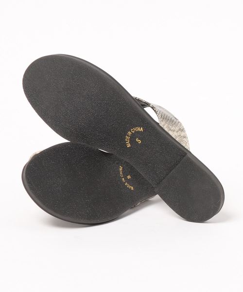 KOBE LETTUCE(コウベレタス)の「トングフラットサンダル(サンダル・レディース・パイソン/ベージュ/ブラック/ダークブラウン/ホワイト/ブラウン系その他・M/S/LL/L)」の11枚目の写真