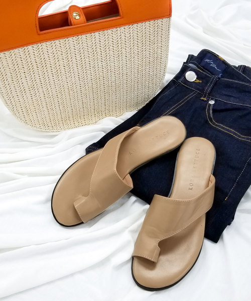 KOBE LETTUCE(コウベレタス)の「トングフラットサンダル(サンダル・レディース・パイソン/ベージュ/ブラック/ダークブラウン/ホワイト/ブラウン系その他・M/S/LL/L)」の1枚目の写真