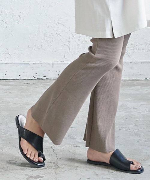 KOBE LETTUCE(コウベレタス)の「トングフラットサンダル(サンダル・レディース・パイソン/ベージュ/ブラック/ダークブラウン/ホワイト/ブラウン系その他・M/S/LL/L)」の3枚目の写真