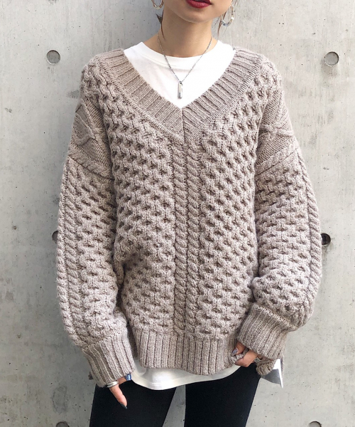PAGEBOY（ページボーイ）の「ケーブルユルVネックニット（ニット/セーター・レディース・チャコールグレー/オフホワイト/ブルー/グレイッシュベージュ・FREE）」の3枚目の写真