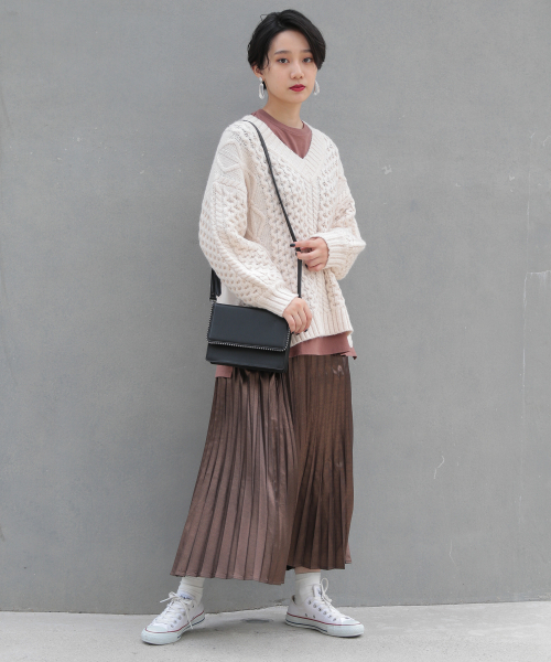 PAGEBOY（ページボーイ）の「ケーブルユルVネックニット（ニット/セーター・レディース・チャコールグレー/オフホワイト/ブルー/グレイッシュベージュ・FREE）」の6枚目の写真