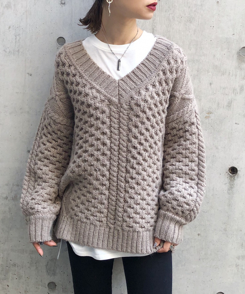 PAGEBOY（ページボーイ）の「ケーブルユルVネックニット（ニット/セーター・レディース・チャコールグレー/オフホワイト/ブルー/グレイッシュベージュ・FREE）」の8枚目の写真