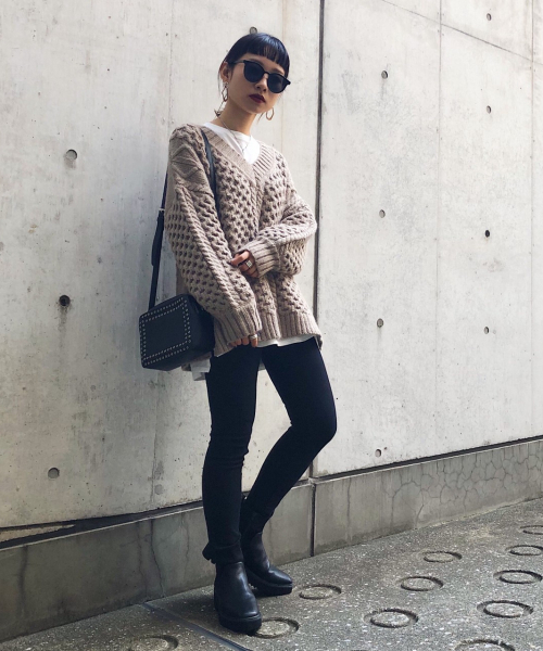 PAGEBOY（ページボーイ）の「ケーブルユルVネックニット（ニット/セーター・レディース・チャコールグレー/オフホワイト/ブルー/グレイッシュベージュ・FREE）」の11枚目の写真