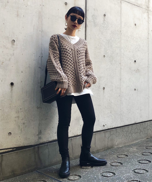 PAGEBOY（ページボーイ）の「ケーブルユルVネックニット（ニット/セーター・レディース・チャコールグレー/オフホワイト/ブルー/グレイッシュベージュ・FREE）」の12枚目の写真