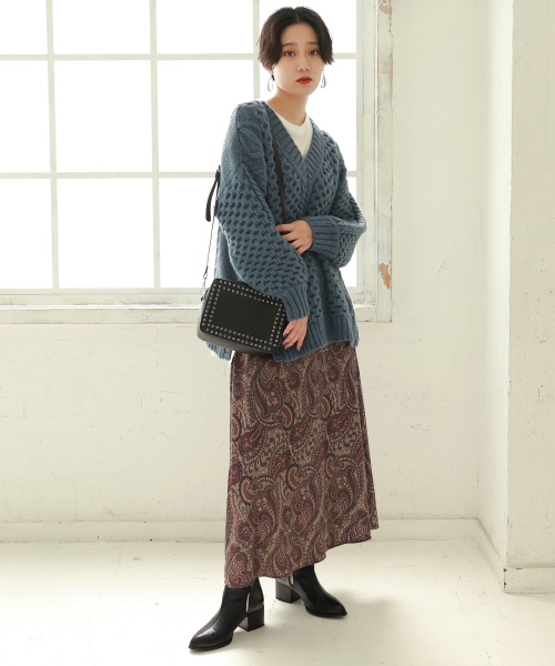 PAGEBOY（ページボーイ）の「ケーブルユルVネックニット（ニット/セーター・レディース・チャコールグレー/オフホワイト/ブルー/グレイッシュベージュ・FREE）」の13枚目の写真