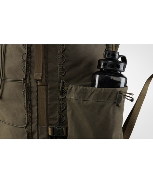 FJALL RAVEN (フェールラーベン)の「Singi Gear Holder (FJALLRAVEN/フェールラーベン)(バックパック/リュック・メンズ・ダークオリーブ/サンドベージュ・ONE SIZE)」の7枚目の写真