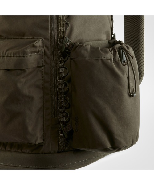 FJALL RAVEN (フェールラーベン)の「Singi Gear Holder (FJALLRAVEN/フェールラーベン)(バックパック/リュック・メンズ・ダークオリーブ/サンドベージュ・ONE SIZE)」の9枚目の写真