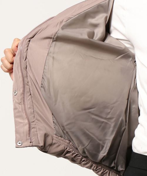 STYLEBLOCK(スタイルブロック)の「ベーシックビッグシルエットフェイクダウン中綿ジャケット(ダウンジャケット/コート・レディース・アイボリー/ベージュ/ライトカーキ/ブラウン系その他/ブラック・M)」の8枚目の写真