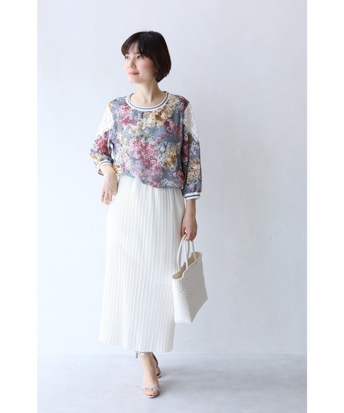 cawaii(カワイイ)の「レース施した優美な花絵のプルオーバートップス(Tシャツ/カットソー・レディース・グレー・FREE)」の3枚目の写真
