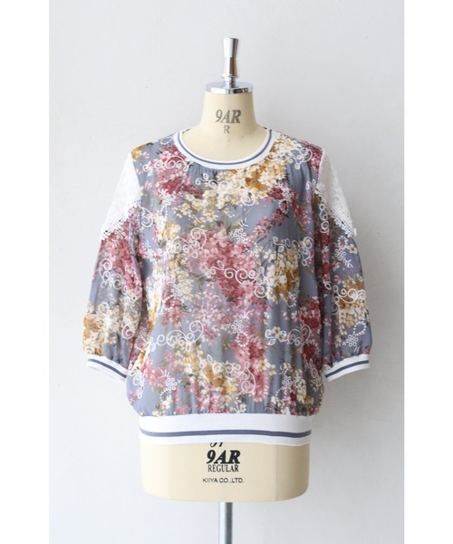cawaii(カワイイ)の「レース施した優美な花絵のプルオーバートップス(Tシャツ/カットソー・レディース・グレー・FREE)」の10枚目の写真