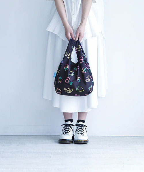 KIND BAG（カインドバッグ）の「〈KIND BAG/カインドバッグ〉プラスチック再生エコバッグ mini（エコバッグ/サブバッグ・レディース・ネイビー/ブラック×ホワイト/ブラック×グレー/グリーン/マルチ/カラフル/コーラル/グリーン×オレンジ/ブラック系その他/ライトブラウン/ブルーグリーン/ブラック/ライトブルー/パープル/ダークグリーン・ONE SIZE）」の5枚目の写真