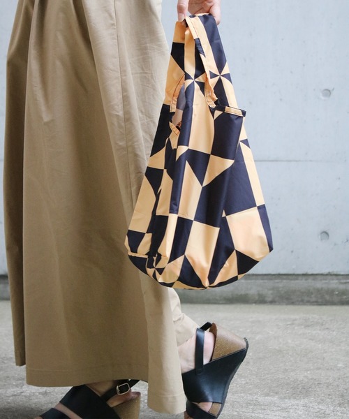 KIND BAG（カインドバッグ）の「〈KIND BAG/カインドバッグ〉プラスチック再生エコバッグ mini（エコバッグ/サブバッグ・レディース・ネイビー/ブラック×ホワイト/ブラック×グレー/グリーン/マルチ/カラフル/コーラル/グリーン×オレンジ/ブラック系その他/ライトブラウン/ブルーグリーン/ブラック/ライトブルー/パープル/ダークグリーン・ONE SIZE）」の6枚目の写真